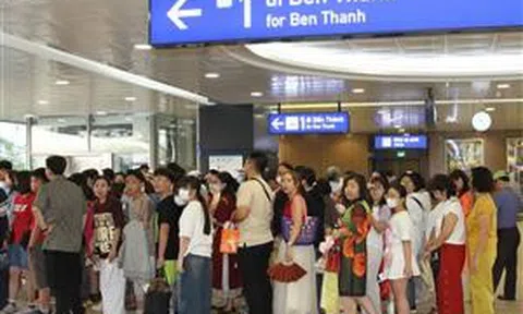 TP Hồ Chí Minh: Đông đảo người dân du Xuân bằng tuyến metro số 1