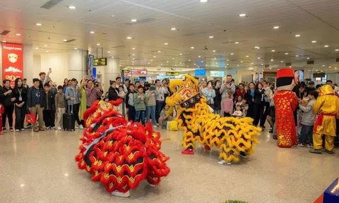 Đến sân bay Nội Bài xem múa lân trong ngày đầu năm mới