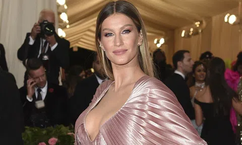 Ở tuổi 45, siêu mẫu Gisele Bündchen sinh con thứ 3 với bạn trai kém 7 tuổi