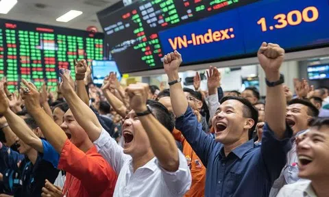 VN-Index vượt 1.300 điểm, cao nhất gần 1.000 ngày, nhà đầu tư chứng khoán "vỡ oà" sung sướng