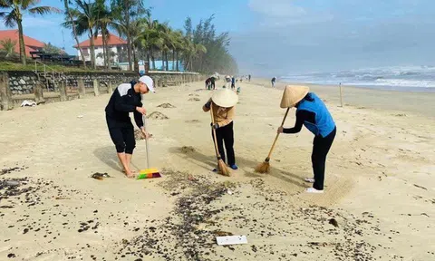 Hàng chục tấn dầu vón cục dạt vào bờ biển ở Huế: Kết quả chất lượng nước biển ra sao?