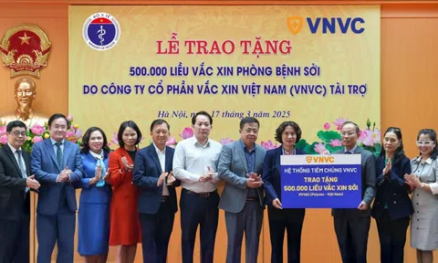 Bộ Y tế nhận nửa triệu liều vắc xin sởi chống dịch từ Hệ thống tiêm chủng VNVC