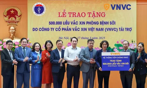 Bộ Y tế tiếp nhận 500.000 liều vaccine sởi từ VNVC