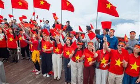Du khách hào hứng và tự hào tham dự lễ thượng cờ trên đỉnh Fansipan dịp nghỉ lễ 30/4 - 1/5