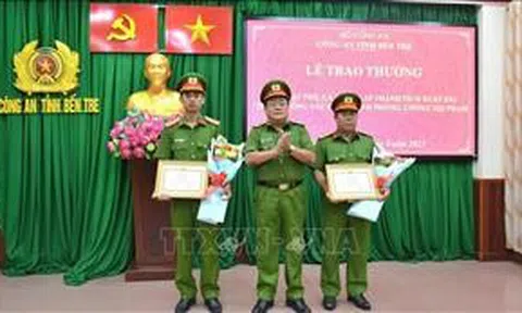Khen thưởng tập thể, cá nhân trong phòng, chống tội phạm ma túy