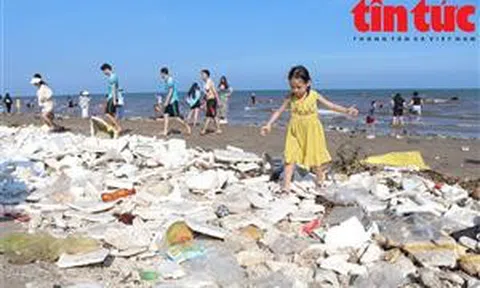 Nghỉ lễ 30/4 - 1/5, bãi biển du lịch Quất Lâm "oằn mình" trong rác thải