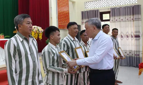 Phó Thủ tướng Thường trực Nguyễn Hòa Bình dự Lễ công bố quyết định đặc xá tại Trại giam A2