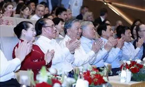 Tổng Bí thư dự chương trình nghệ thuật kỷ niệm 80 năm Chiến thắng phát xít