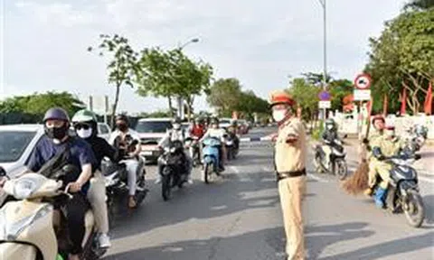 Cảnh sát giao thông 'đón' người dân trở về Thủ đô