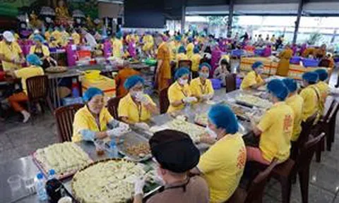 Hơn 1.000 tình nguyện viên chuẩn bị suất ăn chay miễn phí tại Đại lễ Vesak 2025