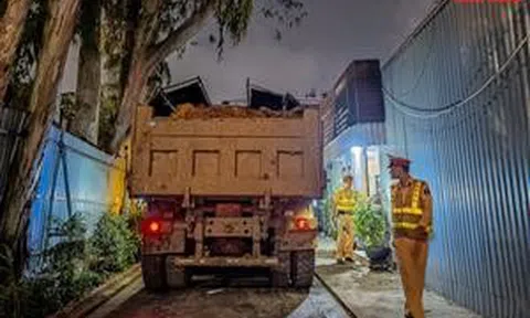 Xuyên đêm xử lý loạt xe ben chở đất cát quá tải ở Hà Nội