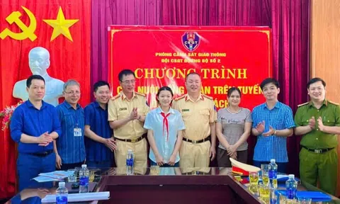 CSGT Nghệ An góp tiền lương, đỡ đầu 2 học sinh có hoàn cảnh đặc biệt khó khăn