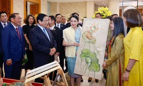 Thủ tướng Phạm Minh Chính cùng Thủ tướng Thái Lan tham quan triển lãm sản phẩm thủ công mỹ nghệ Việt Nam