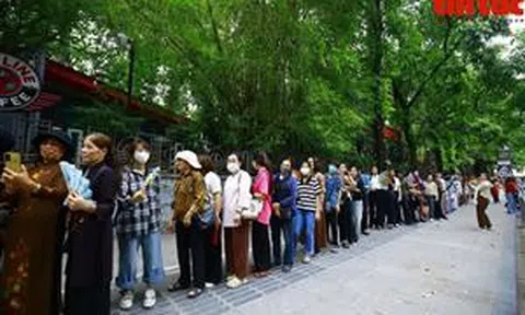 Hàng ngàn người chen chân dưới nắng để chiêm bái xá lợi Đức Phật