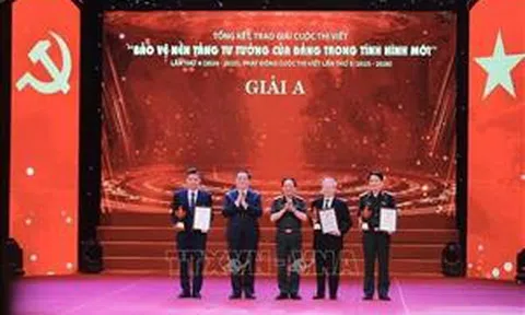 Trao giải cuộc thi viết 'Bảo vệ nền tảng tư tưởng của Đảng trong tình hình mới'
