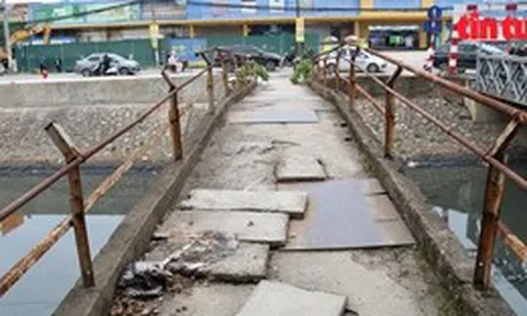 Cận cảnh những cây cầu tạm, cầu yếu hoen rỉ ở Hà Nội
