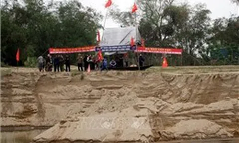 Chính quyền vào cuộc xử lý doanh nghiệp khai thác cát sỏi trên sông Lam