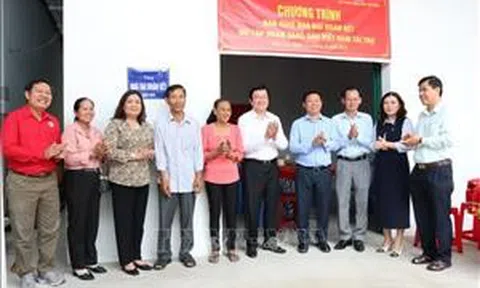 Bàn giao 200 căn nhà đại đoàn kết cho hộ nghèo khó khăn về nhà ở
