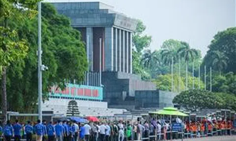 Sáng tháng 5, dòng người thành kính vào Lăng viếng Bác