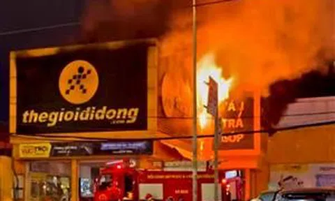 TP Hồ Chí Minh: Cháy cửa hàng thế giới di động