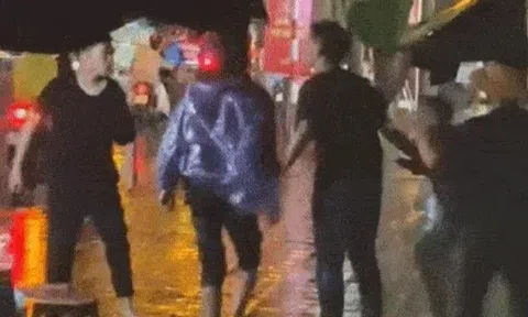 Nam shipper bị nhóm thanh niên hành hung trên phố Hà Nội