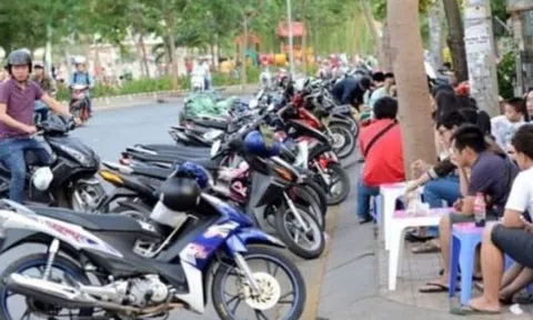 Đỗ xe máy dưới lòng đường bị phạt bao nhiêu?