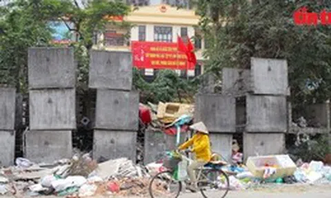 Đường dài 828m ở Hà Nội làm 8 năm chưa xong, ngập rác thải