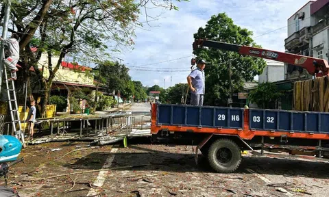 Mưa gió khiến cổng chào khu di tích Lam Kinh bị đổ sập