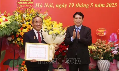 Chủ tịch nước dự lễ trao Huy hiệu 40 năm tuổi Đảng cho đồng chí Lê Khánh Hải