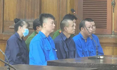 Cựu cán bộ hải quan và 4 chủ hàng hầu tòa vì buôn lậu