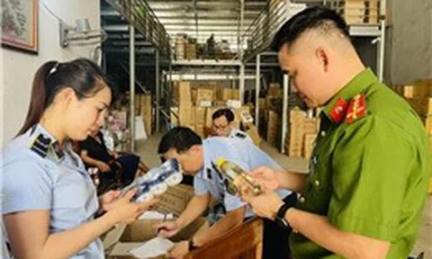 Xử phạt gần 50 triệu đồng đối với cơ sở kinh doanh mỹ phẩm giả mạo nhãn hiệu và nhập lậu