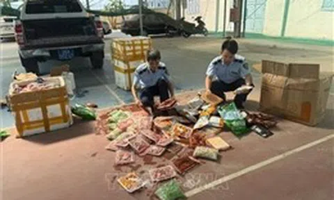 Phát hiện, thu giữ gần 1 tạ thực phẩm không rõ nguồn gốc