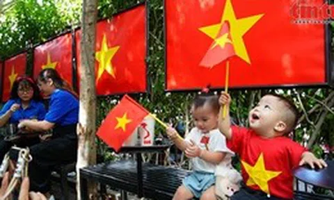 TP Hồ Chí Minh: Những quán cà phê rực rỡ cờ hoa chào mừng đại lễ 30/4