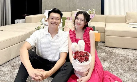 Vợ chồng tiền vệ Thành Chung khoe biệt thự chục tỷ hoành tráng, sang chảnh