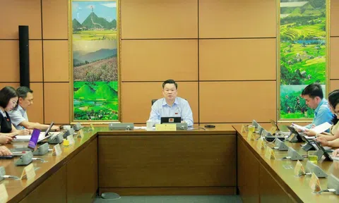 Tránh tình trạng 'miễn học phí nhưng tăng thu khác'