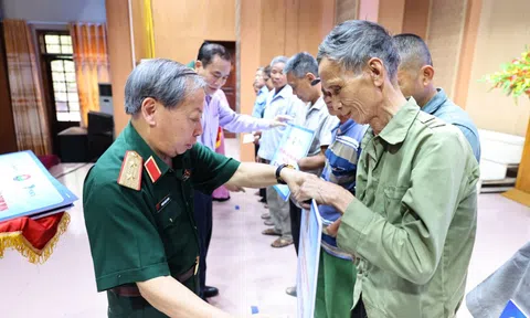 Trao sinh kế cho nạn nhân bom mìn, tiếp sức học sinh nghèo tại Hà Tĩnh