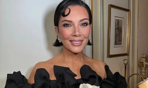 Mẹ của Kim Kardashian trẻ đẹp hệt như con gái kém 25 tuổi