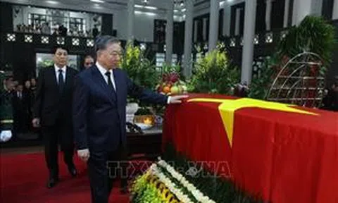 Đoàn Ban chấp hành Trung ương Đảng viếng nguyên Chủ tịch nước Trần Đức Lương