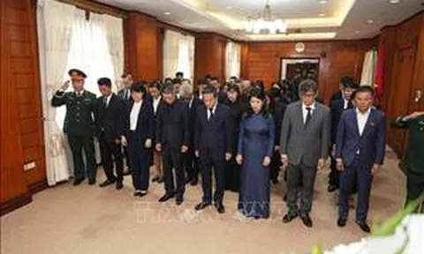 Lãnh đạo Đảng, Nhà nước Lào viếng nguyên Chủ tịch nước Trần Đức Lương