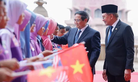Thủ tướng Malaysia chủ trì lễ đón Thủ tướng Phạm Minh Chính