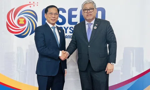 Việt Nam, Philippines nhất trí tăng cường vai trò trung tâm của ASEAN