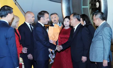 Tổng thống Emmanuel Macron và Phu nhân đến Hà Nội, bắt đầu chuyến thăm Việt Nam