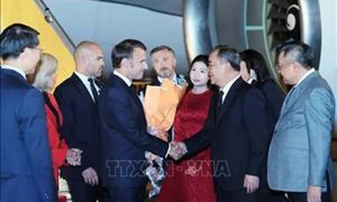 Tổng thống Pháp Emmanuel Macron và Phu nhân đến Hà Nội, bắt đầu thăm cấp Nhà nước tới Việt Nam