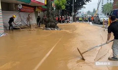 Hà Nội: Bùn từ lòng đất tràn ngược lên phố Cát Linh