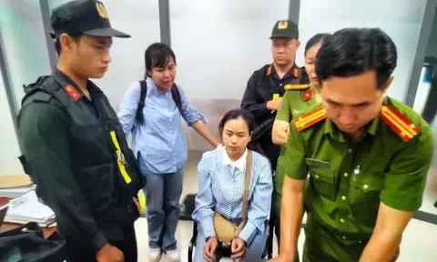 Bắt khẩn cấp người phụ nữ vào trụ sở công an yêu cầu thả người
