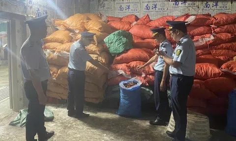 Phát hiện gần 8 tấn chân gà không rõ nguồn gốc đang chờ tiêu thụ