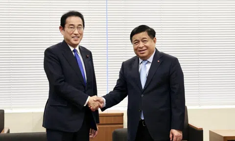 Phó Thủ tướng Nguyễn Chí Dũng gặp nguyên Thủ tướng Nhật Bản Kishida Fumio