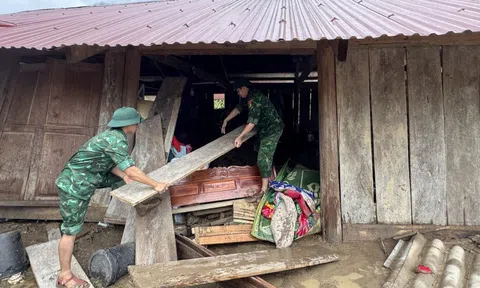 Lực lượng cơ sở Nghệ An căng mình khắc phục hậu quả lũ quét