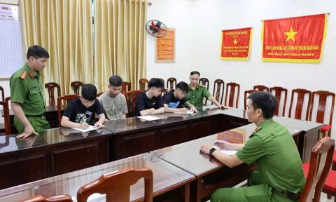 Tạm giữ nhóm thanh thiếu niên đi xe máy tốc độ cao, lạng lách rồi "khoe" trên mạng