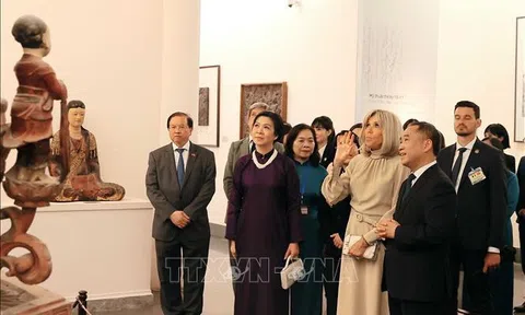 Phu nhân Tổng Bí thư và Phu nhân Tổng thống Pháp thăm Bảo tàng Mỹ thuật Việt Nam